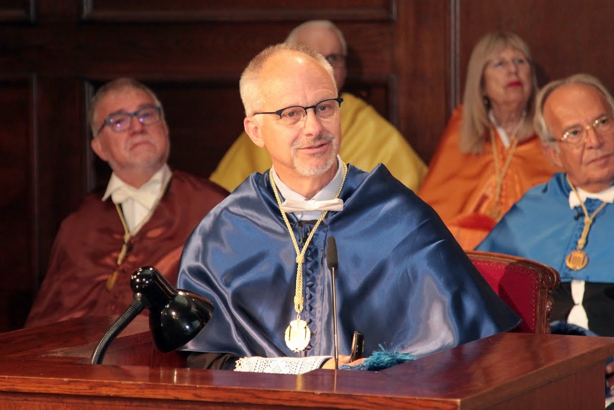 Dr. Randy K. Avent is inaugurated into the Royal European Academy of Doctors.